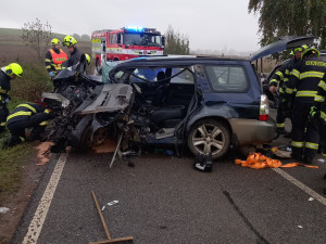 Ve zdemolovaných autech u  Choustníkova Hradiště zůstali řidiči zaklíněni