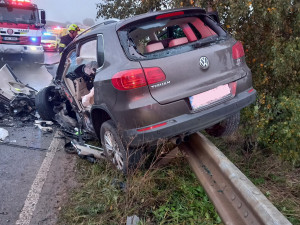 Ve zdemolovaných autech u  Choustníkova Hradiště zůstali řidiči zaklíněni
