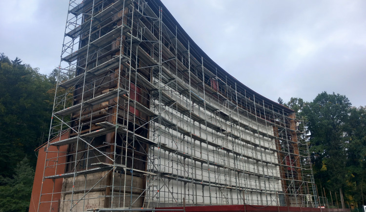 Letní kino pod lešením. Plášť okolo plátna dožil, do budoucna jsou v plánu křidélka