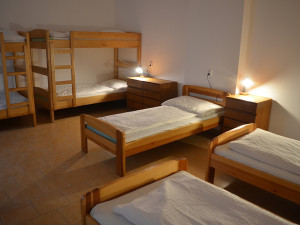 Lidé bez domova mají ve Dvoře Králové nad Labem zpátky vylepšenou noclehárnu