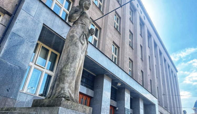 Soud začal řešit s vyloučením veřejnosti vraždu dvou prodavaček v Hradci