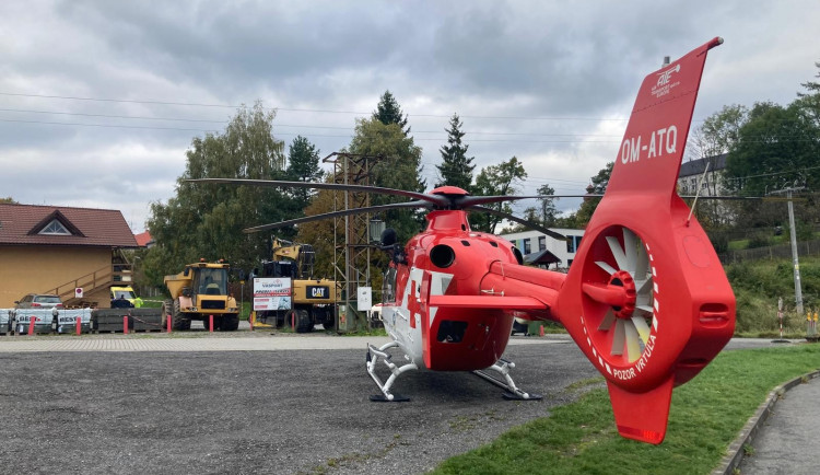 Muž spadl z pěti metrů a poranil si hlavu, lékaři ho museli uvést do umělého spánku