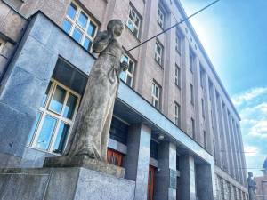 16letý odmítl u soudu vypovídat, za vraždu dvou hradeckých prodavaček mu hrozí deset let