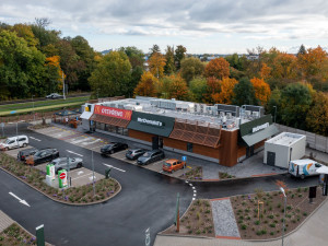 Perníček, koně a hranolky. McDonald's otevírá v Pardubicích už třetí pobočku
