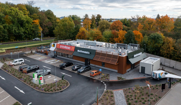 Perníček, koně a hranolky. McDonald's otevírá v Pardubicích už třetí pobočku