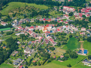 Pilníkov zvítězil v soutěži Vesnice roku 2025. Oranžová stuha za spolupráci se zemědělci