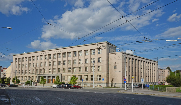 Soud uložil ženě z Rychnovska za dvojnásobnou vraždu novorozeňat 20 let vězení