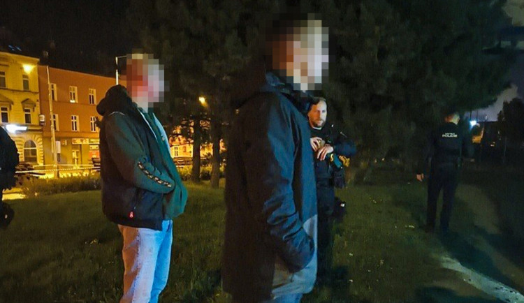 Rvačku několika mužů u autobusového nádraží ukončil až taser městské policie
