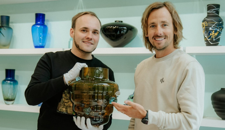 Ze střepů zaniklých skláren vznikla šumavská váza, pomůže splnit sen chlapci na vozíku