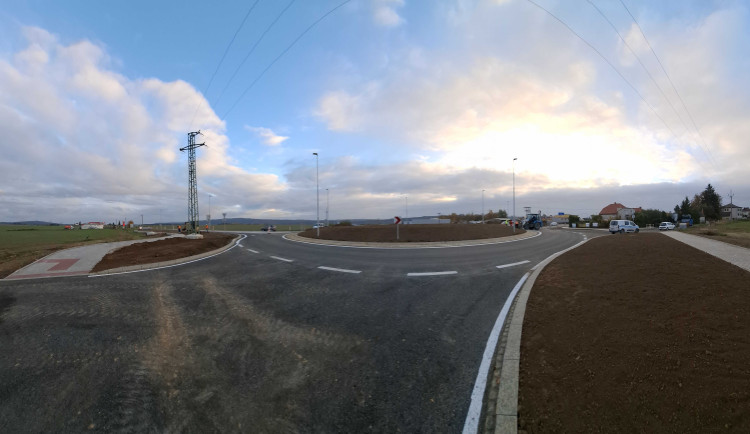 Po třech letech končí opravy silnice I/19 v Nezvěsticích. Pracovalo se tam na průtahu