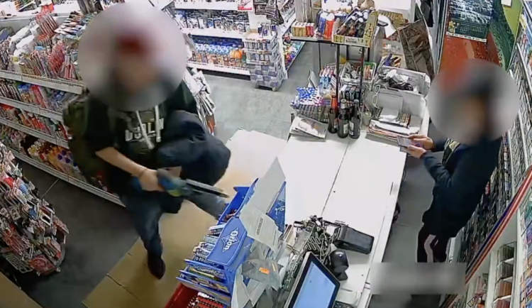 Muž, který napadl v Horní Blatné pilou prodavačku, skončil ve vazbě