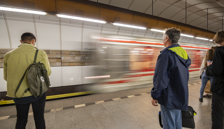 Ve stanici Palmovka skočila žena před metro, na místě zemřela