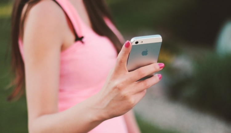 Muž v Jihlavě půjčil dívce mobilní telefon, pak po ní chtěl nahé fotky a videa