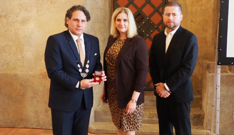 Sérii zlatých mincí završila národní banka v Táboře, zlaťák zdobí dominanty města