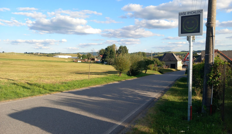 Informativní radar ke zpomalení na předepsanou rychlost stačí, hlasovali čtenáři
