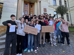 Studenti gymplu v Hořicích bojují proti zrušení osmiletého oboru. Na stole je i petice