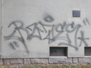 Policisté chytají v Nové Pace sprejera, berou i anonymní oznámení