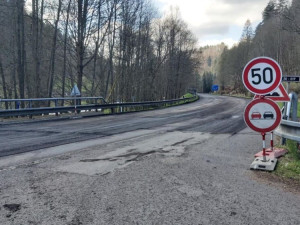 Peklo na cestě do Krkonoš skončí zítra, silničáři dokončují u Čisté opravu serpentin