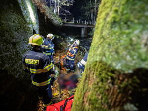 Peklo v Pekle. Cyklista spadl z výšky čtyř metrů na betonovou náplavku