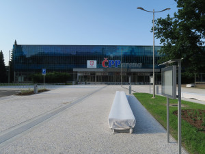 Kontejnery u hradeckého zimního stadionu zmizí pod zem
