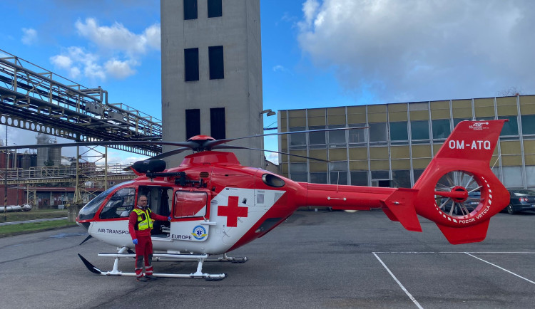 Muž na Frýdecko-Místecku spadl z výšky sedm metrů, poranil si nohu a hlavu