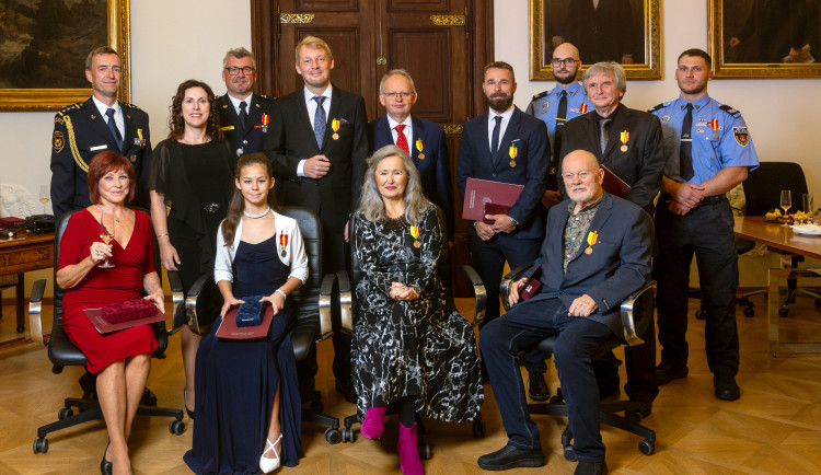 Strážníci, kteří zakročili proti muži s nožem, získali od primátorky medaili za statečnost