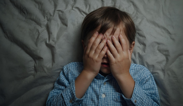 Facky i klečení u zdi. Dětský ombudsman odhalil týrání v českých ústavech