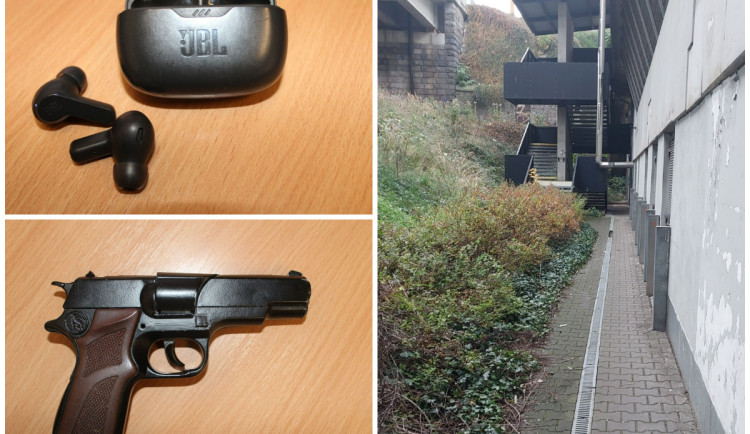 Patnáctiletý mladík u Cityparku přepadl čtyři chlapce. Jednomu hrozil maketou zbraně