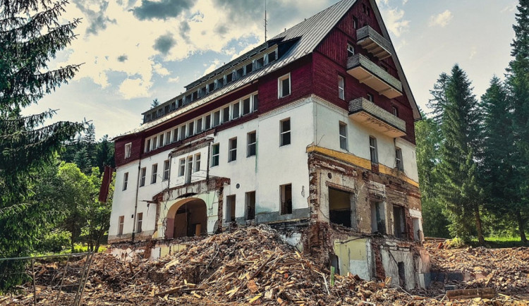 Majetkový úřad prodává část areálu bývalého šumavského hotelu Rixi za 27 milionů