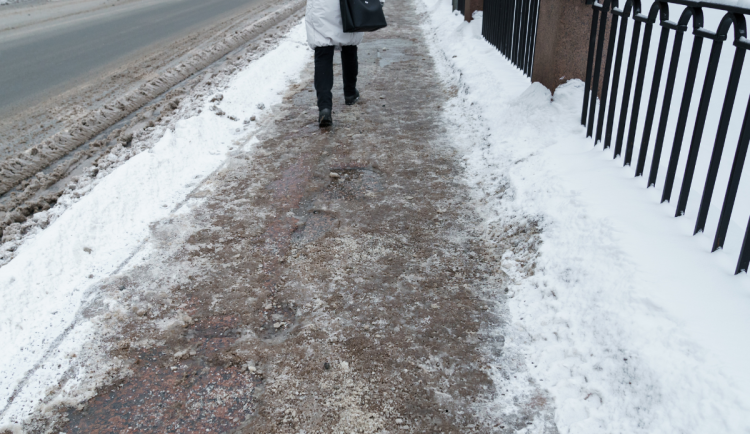 Jičín rozšiřuje zimní údržbu. Do práce vyjede nový traktůrek i starý dobrý MAN