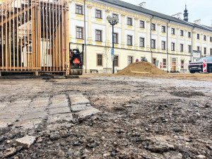 Pod asfaltem na Velkém náměstí v Hradci Králové našli stopy minulosti