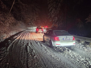 Řidiči jezdí do Krkonoš na letních gumách, podle odborníků zbytečný risk