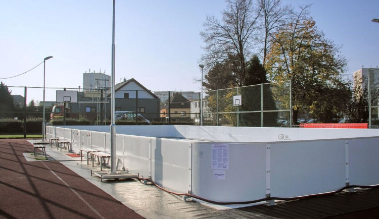 Kluziště u hradecké Základní školy SNP prošlo o víkendu prvním testem