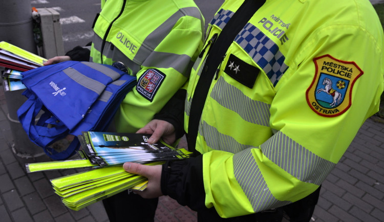 V černém jste pro řidiče skoro neviditelní. Ostravští strážníci se zaměří na bezpečí chodců