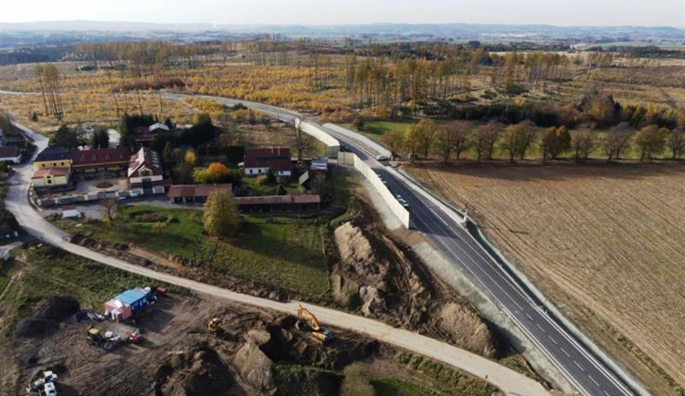 Mezi Jihlavou a Žďárem přibyl obchvat Rytířska. Má dvě protihlukové stěny