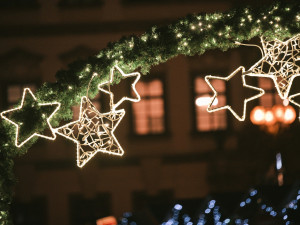 Hradec Králové se chystá na Vánoce. V ulicích už se objevují první světelné motivy