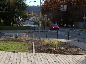 Křižovatku u nové lékárny ve Dvoře Králové zdobí nová květinová výzdoba