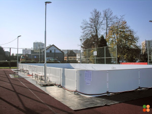 Kluziště u hradecké Základní školy SNP prošlo o víkendu prvním testem