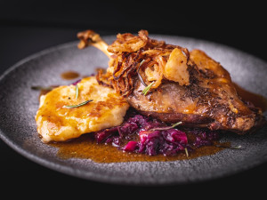 Hradecké restaurace lákají na svatomartinskou husu, ceny startují pod pětistovkou