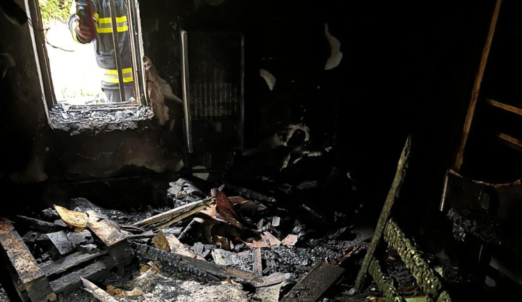 Plameny v Žacléři, hasiči s polskými kolegy zachránili dům i obyvatele