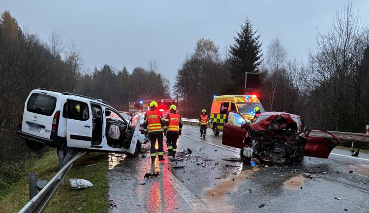 Vážná nehoda u Rádelského mlýna, zranili se čtyři lidé, dva vážně