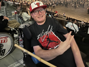 Nemoc mění Petra postupně v kámen. Nyní žádá člen kapely The Tap Tap o pomoc