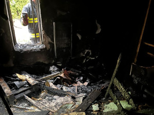 Plameny v Žacléři, hasiči s polskými kolegy zachránili dům i obyvatele