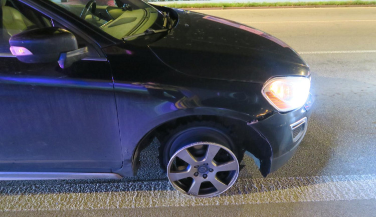 Opilý řidič ignoroval defekt. Po ráfku ujel přes 20 kilometrů