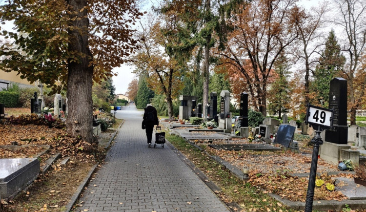 Zloděj zhanobil lidské ostatky. Otevřel hrob a ukradl měděné urny