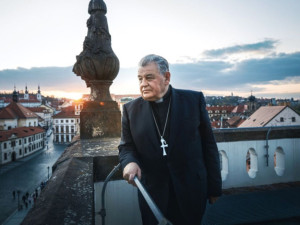 V Hradci Králové se loučí s kardinálem Dukou, rodákem z Hradce, večer bude mše
