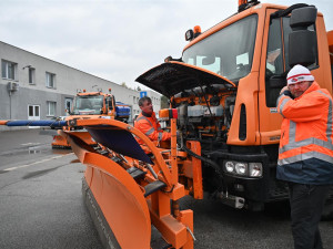 V Hradci je před zimou na značkách dvě stě silničářů, ve skladech je 800 tun soli