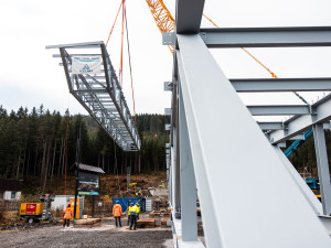 Unikátní mostní konstrukce začala propojovat areály Medvědín a Svatý Petr v Krkonoších