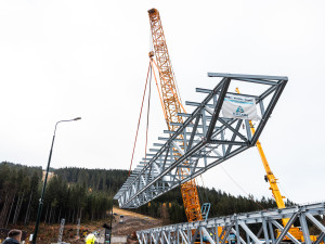 Unikátní mostní konstrukce začala propojovat areály Medvědín a Svatý Petr v Krkonoších