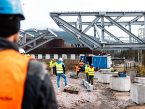 Unikátní mostní konstrukce začala propojovat areály Medvědín a Svatý Petr v Krkonoších